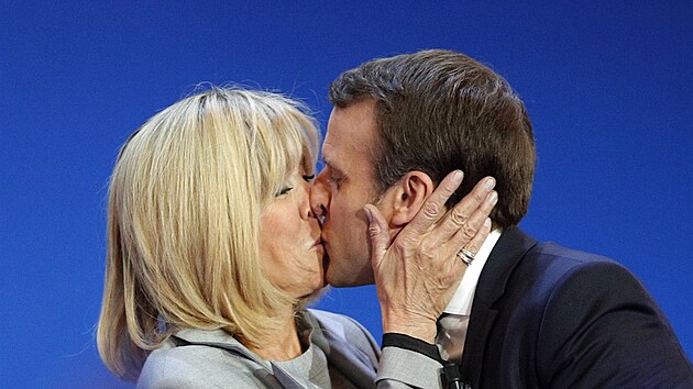 Emmanuel Macron se svou chot Brigitte na snmku z dubna 2017