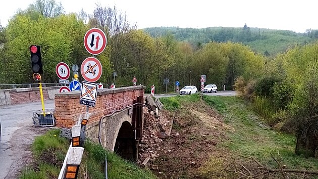 Most v Teticch na Brnnsku museli silnii uzavt. idii, kte dosud jezdili kyvadlov na semafor, mus nov po objkch.