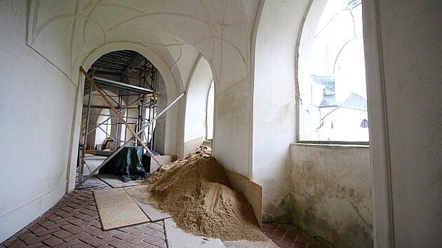 Na Zelen hoe zaala rekonstrukce ambitu kolem kostela svatho Jana...