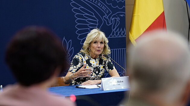 První dáma Jill Bidenová ocenila Rumunsko za pomoc válečným uprchlíkům. (7. května 2022)