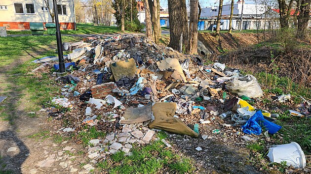Nkladn vz navezl k dom v Ostrav-Kunikch hromadu odpadu. klidu ern skldky se mstn dokali a po roce.