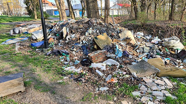 Nkladn vz navezl k dom v Ostrav-Kunikch hromadu odpadu. klidu ern skldky se mstn dokali a po roce.