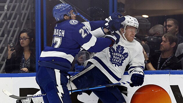Ryan McDonagh (vlevo) z Tampa Bay Lightning v zpase s Toronto Maple Leafs, u mantinelu na nj narazil Ondej Kae.