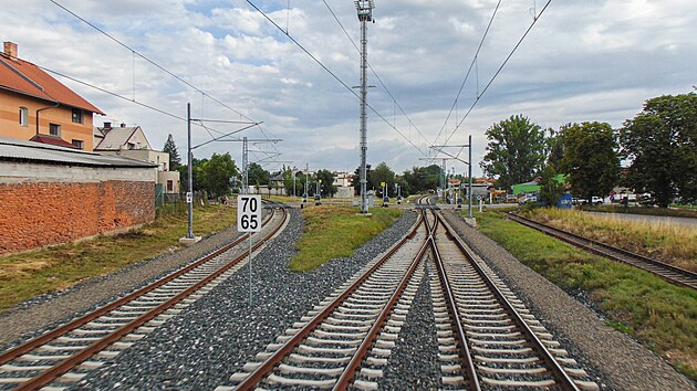 Trutnovsk (turnovsk) zhlav stanice Jarom. Doleva vede tra do Turnova, doprava do Trutnova