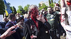 Ruského velvyslance v Polsku Sergeje Andrejeva demonstranti polili ervenou...