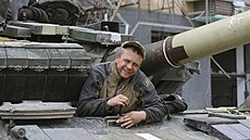 Voják milice Doněcké lidové republiky v tanku na území Mariupolu (4. května... Voják milice Doněcké lidové republiky v tanku na území Mariupolu (4. května...