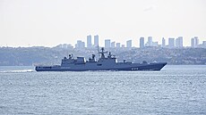 Ruská válečná loď Admirál Makarov proplouvá Bosporem v Istanbulu. (13. srpna... Ruská válečná loď Admirál Makarov proplouvá Bosporem v Istanbulu. (13. srpna...