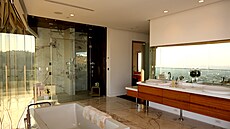 Majitelé této luxusní obí koupelny mají k dispozici i nádherný výhled na msto.