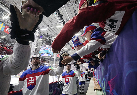 Sloventí hokejisté se s diváky v Helsinkách radují z vítzství nad Francií.