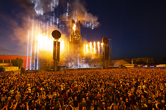 Koncert kapely Rammstein na letiti v Letanech