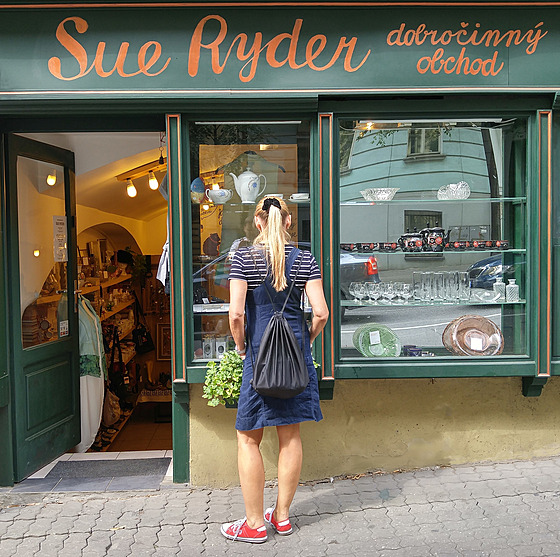 Dobroinný obchod Sue Ryder je i na Vinohradech.