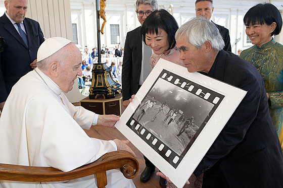 Fotograf Nick Ut a Kim Phuc ukazují slavnou fotografii v ím papei...