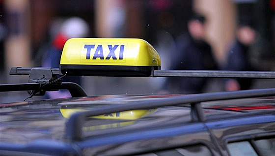 Mladý mu si sluby taxikáe vyloil jako zpsob, jak pijít k penzm. Ilustraní snímek