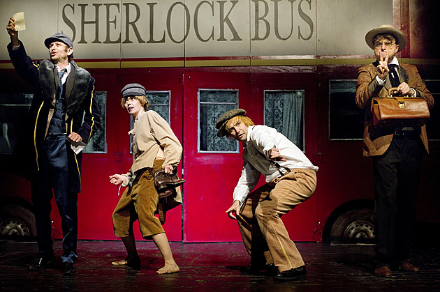 Snímek z divadelní komedie Baskerville: Záhada Sherlocka Holmese (kvten 2022)