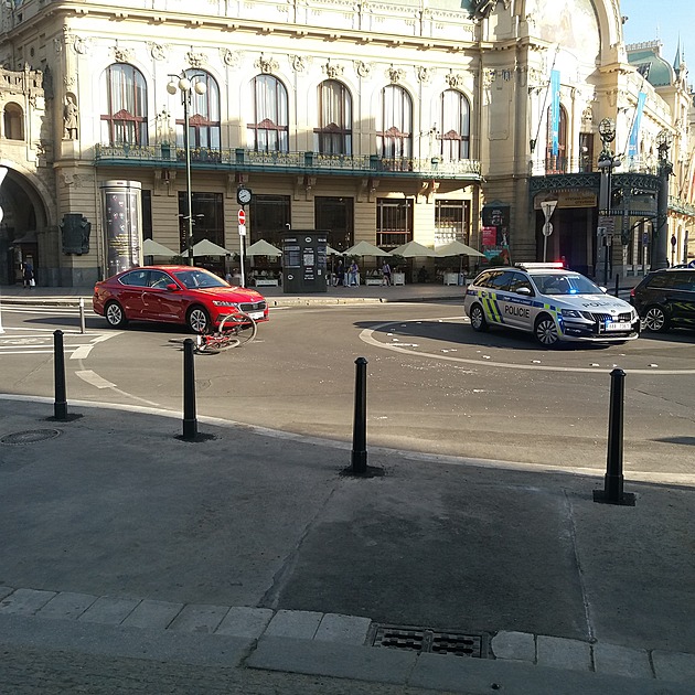 <p>Nový kruhový objezd na Praze 1 u ulic u Prašné brány, Na Příkopě a Hybernská. Opravdu je dobré se raději dvakrát pořádně rozhlédnout než dopadnout ráno na zem.</p>