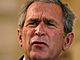 Americk prezident George W. Bush reaguje na otzku na tiskov konferenci v...