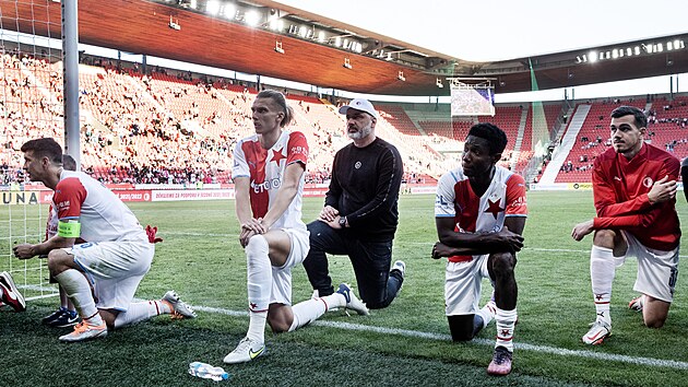 Děkovačka fotbalistů Slavie před tribunou Sever. Děkovačka fotbalistů Slavie před tribunou Sever.