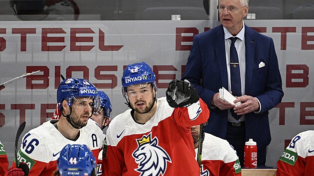 Kari Jalonen i Tomáš Hertl s Davidem Krejčím se snaží ve druhé třetině zápasu... | na serveru Lidovky.cz | aktuální zprávy Kari Jalonen i Tomáš Hertl s Davidem Krejčím se snaží ve druhé třetině zápasu... | na serveru Lidovky.cz | aktuální zprávy