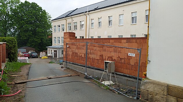 Firma Matex nedokončila přístavbu Základní školy Svobodné Dvory, Hradec Králové... Firma Matex nedokončila přístavbu Základní školy Svobodné Dvory, Hradec Králové...