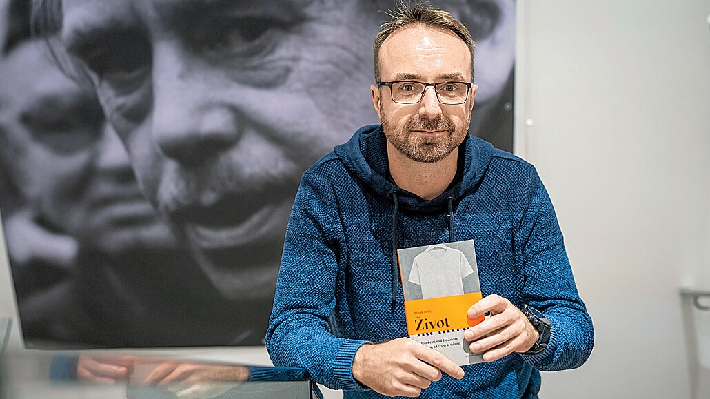 Polský noviná Marek Rabij se svojí knihou