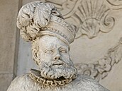 Socha Jana Jindřicha Lucemburského zdobí portál při vstupu do Místodržitelského... Socha Jana Jindřicha Lucemburského zdobí portál při vstupu do Místodržitelského...