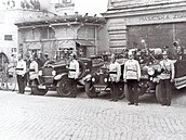Krásenští hasiči na fotografii z roku 1930 před svou zbrojnicí Krásenští hasiči na fotografii z roku 1930 před svou zbrojnicí