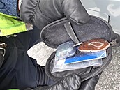 Celníci našli při kontrole na dálnici D11 u řidiče marihuanu, LSD či extázi.... Celníci našli při kontrole na dálnici D11 u řidiče marihuanu, LSD či extázi....