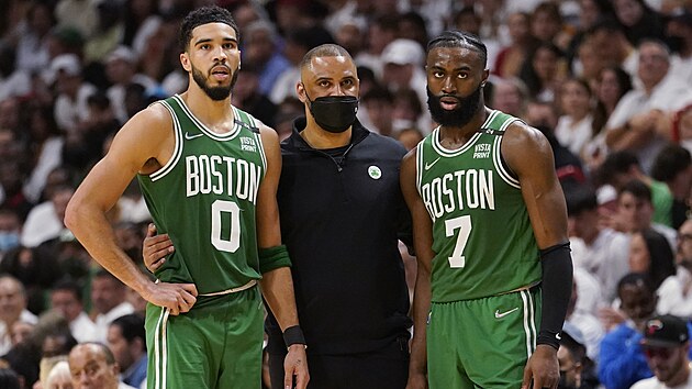 PORADA. Kou Bostonu Ime Udoka (uprosted) hovo s dvojic  Jayson Tatum (0) a Jaylen Brown.