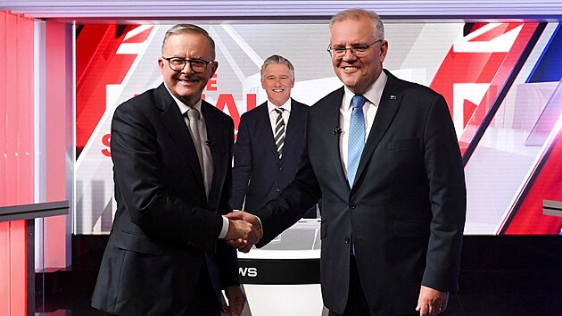 Ldr australskch labourist Anthony Albanese (vlevo) a konzervativn premir Scott Morrison pi pedvolebn debat (11. kvtna 2022)