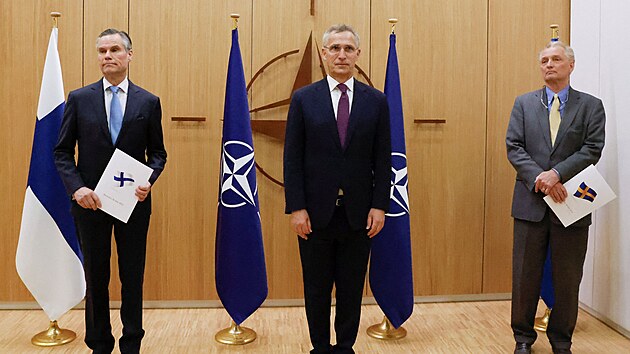 Finsk velvyslanec pi NATO Klaus Korhonen, generln tajemnk NATO Jens Stoltenberg a vdsk velvyslanec pi NATO Axel Wernhoff se astn ceremonie podn pihlky do Aliance. (18. kvtna 2022)