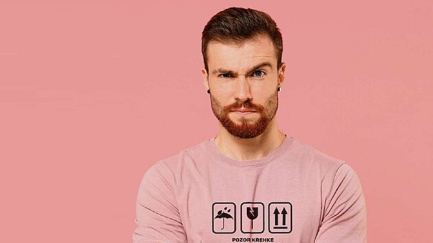 Lékař mluví o zhýčkanosti, vysokoškolský profesor
o neurotickém chování.Plukovník přizná, že bylo
nutné snížit nároky na fyzičku. A psycholog je
natře, že v sexu zlenivěli. Najdou dnešní mladí muži vůbec nějaké zastání?