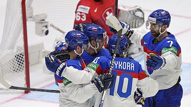 Slováci se radují z gólu proti Švýcarsku.