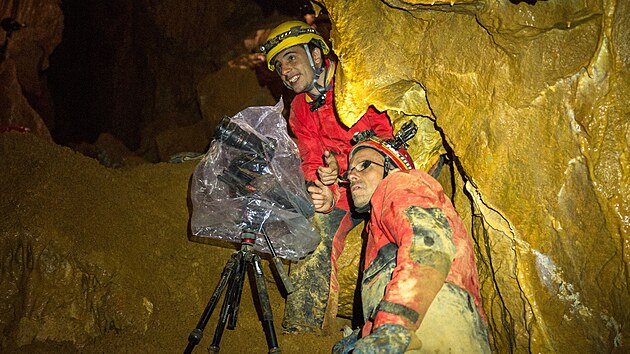 Film Kam motli neltaj vznikal v pti jeskynch vetn tch z Moravskho krasu. tb si musel poradit se stsnnmi podmnkami i speciln upravenou technikou.