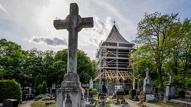 Barokní vila Zámeček stála na Novém Hradci Králové v sousedství kostela se hřbitovem a zvonicí.