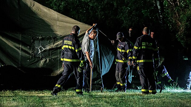 Na místě byla hasičská technika a okolo 21:00 již postavili první dva stany. (12. května 2022)
