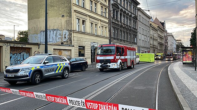 Prat policist spolen se zchrankou zasahuj v prask ulici Na Slupi, kde mu pod vlivem nvykovch ltek zabarikdoval v byt a vyhrouje skokem z okna.