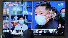 Kim Čong-un ve vysílání severokorejské televize (15. května 2022) Kim Čong-un ve vysílání severokorejské televize (15. května 2022)