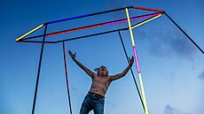 Výtvarník Jiří David odhalil v Liberci nový neon s názvem Post Coitum. Výtvarník Jiří David odhalil v Liberci nový neon s názvem Post Coitum.