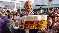 Loni se na Oktoberfestu teprve poesté za posledních ticet let nepodailo pekonat hranici esti milion litr prodaného piva. A letos?