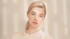 Hunter Schaferová jako tvá kosmetické znaky Shiseido (2021)