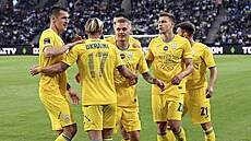 Ukrajintí fotbalisté slaví gól.