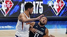 Jalen Brunson (13) z Dallas Mavericks najíždí ke koši Phoenix Suns kolem Devina... Jalen Brunson (13) z Dallas Mavericks najíždí ke koši Phoenix Suns kolem Devina...