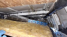 Plzeňští celníci zastavili dodávku, jejíž vnitřek byl obložen OSB deskami. Za... Plzeňští celníci zastavili dodávku, jejíž vnitřek byl obložen OSB deskami. Za...