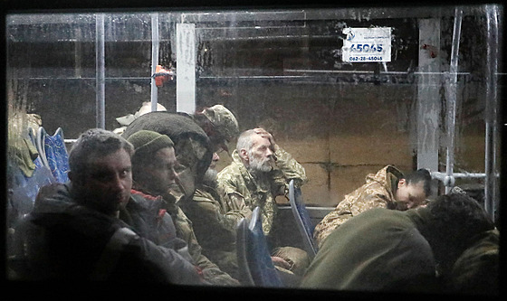 Ukrajintí vojáci byli v noci pevezeni z mariupolského Azovstalu do obce...