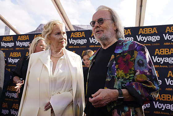 Agnetha Faltskog a Benny Andersson na erveném koberci pi zahájení show ABBA...