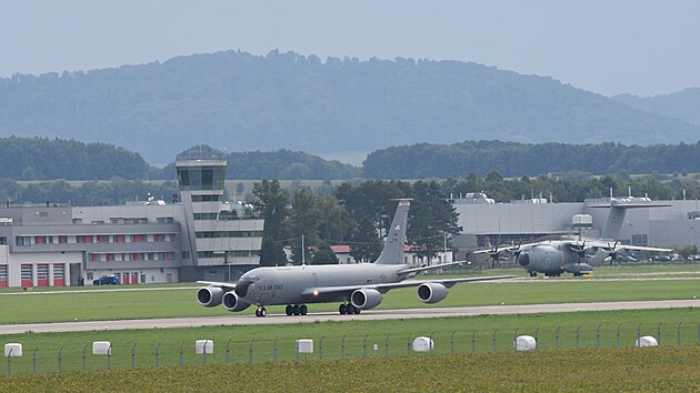 Americký tanker KC-135 a německý transportní stroj A400M v pozadí na Letišti... | na serveru Lidovky.cz | aktuální zprávy Americký tanker KC-135 a německý transportní stroj A400M v pozadí na Letišti... | na serveru Lidovky.cz | aktuální zprávy