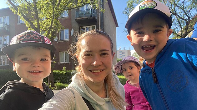 Anna Rynak se svými syny Mironem (vlevo) a Nazarem. Vzadu neteř Polina Anna Rynak se svými syny Mironem (vlevo) a Nazarem. Vzadu neteř Polina