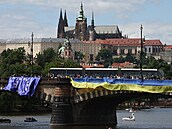 Lidé vyvěsili na pražském mostě Legií vlajky Ukrajiny a EU jako vyjádření... Lidé vyvěsili na pražském mostě Legií vlajky Ukrajiny a EU jako vyjádření...