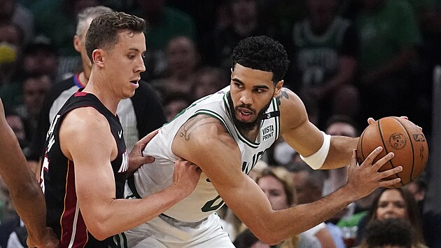 Jayson Tatum z Bostonu a Duncan Robinson z Miami.