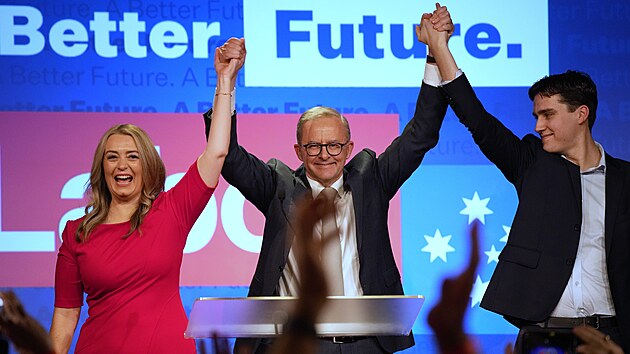 Vdce Labouristick strany Anthony Albanese, uprosted, slav se svm synem Nathanem (vpravo) a jeho partnerkou Jodie Haydon vtzstv v australskch federlnch volbch. (21. kvtna 2022)